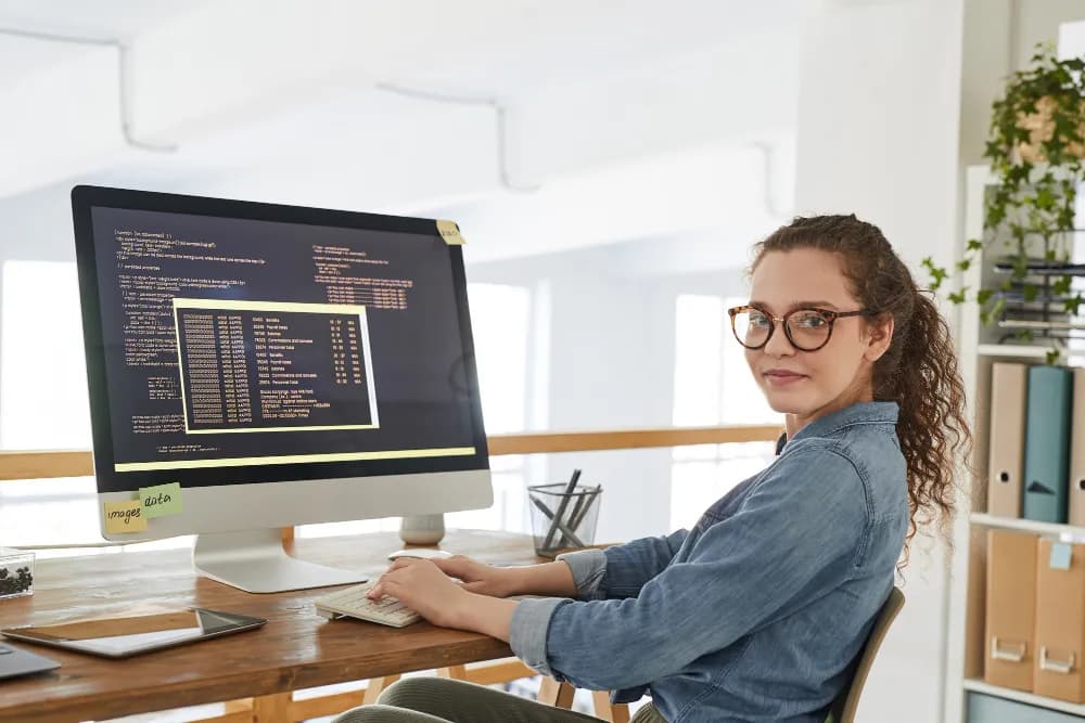 Клиент не понимает код — он понимает результат: как разработчику продавать через контент на языке выгод